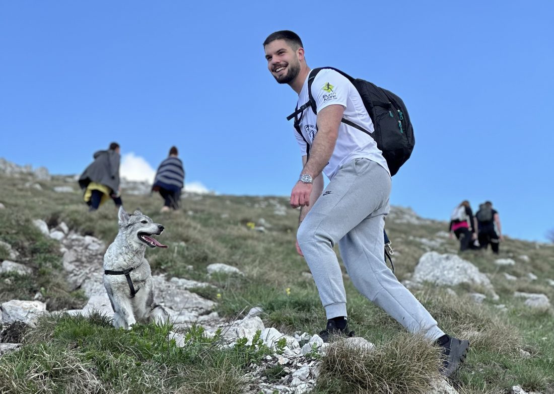 Ognjen i Vučko na planini Rtanj, Vučko sedi na kamenu i dahće, Ognjen se smeje